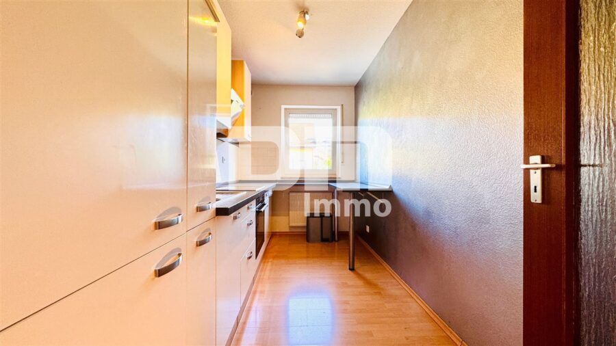 Hochklassige Dreizimmerwohnung im 1.OG mit Loggia + TG Stellplatz in gesuchter Lage - Küche mit optionaler Einbauküche